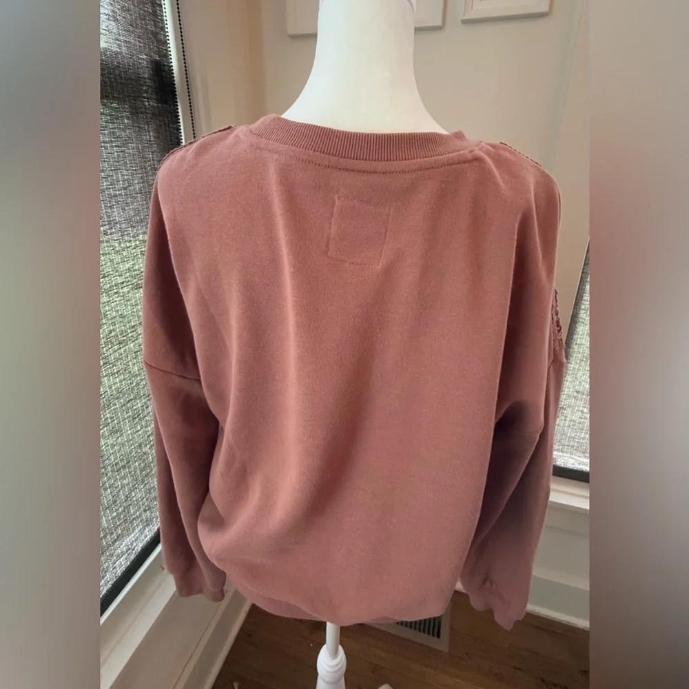 NWT. C&C California. Daisy Appliqué Sweatshirt. Dusty Rose. Size Medium. - Picture 2 of 8